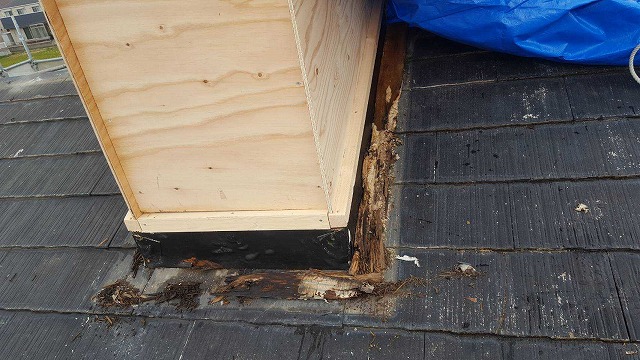 岐南町で換気塔の修理工事、雨仕舞い板金と防水シートを施工中の様子を紹介